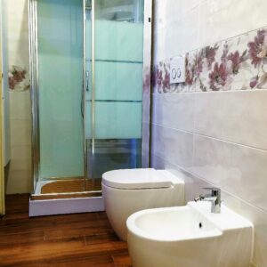 Bagno con mattonelle e parquet, Boccia Costruzioni