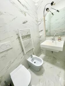 Bagno piccolo-effetto marmo:Ristruttturazione Boccia Costruzioni Parma